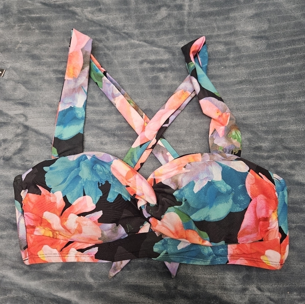 NWT! Cupshe Floral Cross Back Bikini Top!